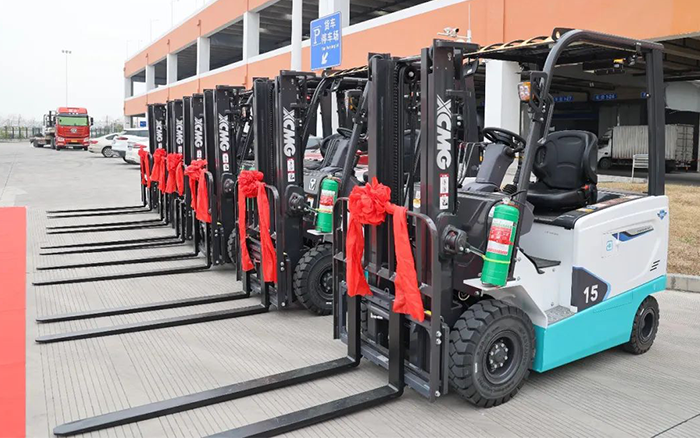 徐工新能源叉车批量交付华东某航空枢纽
