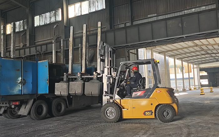 徐工孔雀高性能重载锂电叉车助力冶金行业加速发展