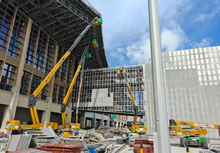 联合作战！徐工锂电高机编队亮相三亚机场