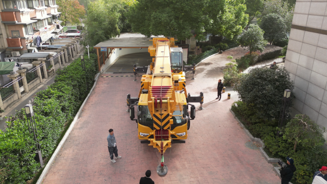 2.8米车宽杀出重围！徐工G2代四桥130吨极限操作