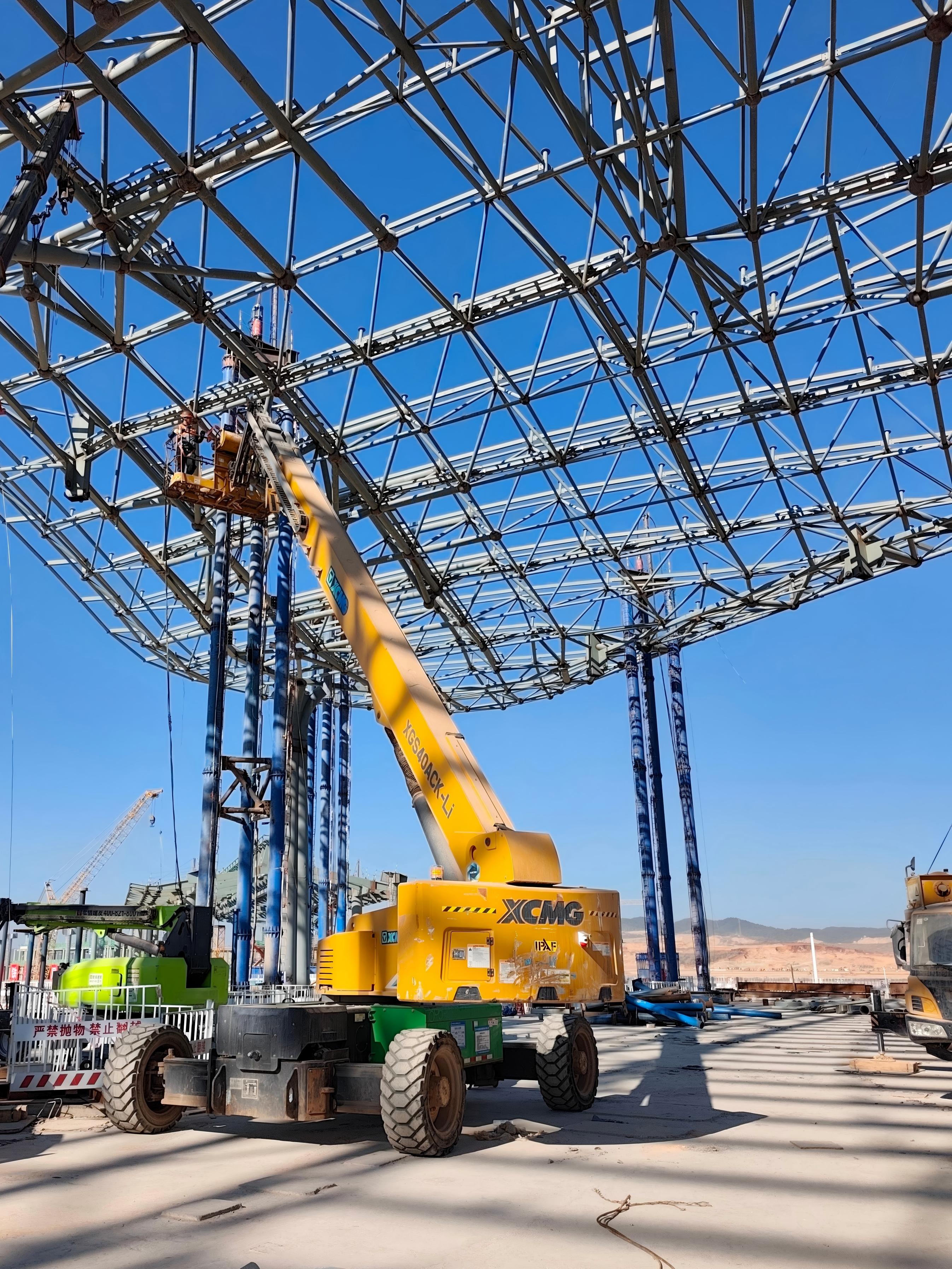 电驱高效 精准筑翼｜徐工22米电动臂车助力昆明长水机场航站楼建设