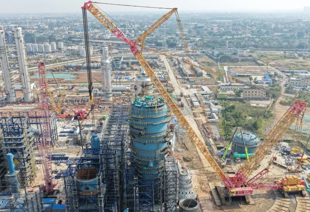 极限挑战！徐工XGC88000巨擘如何破解石化吊装难题？