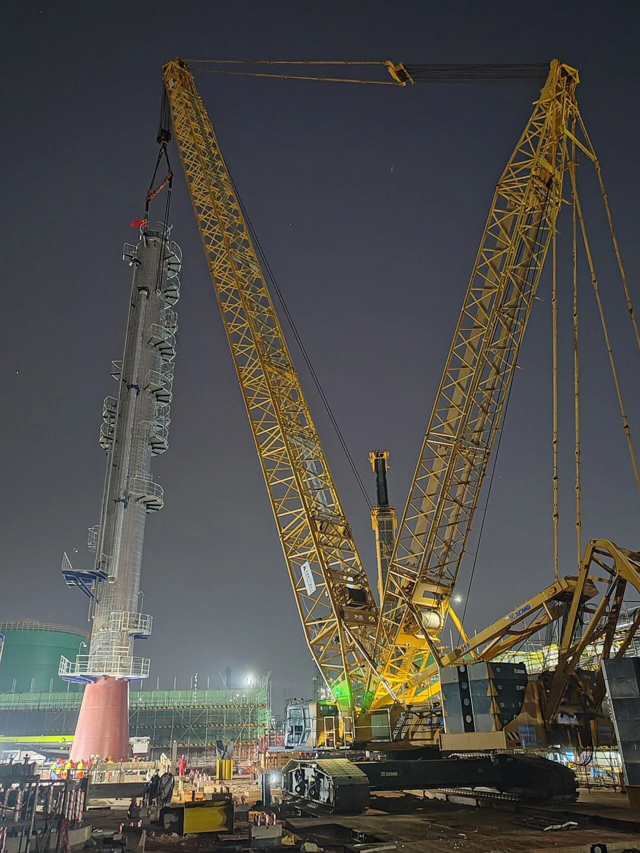 擎天立柱！徐工XGC400力拔山河，石化首塔精准就位创标杆！