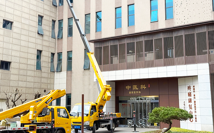 精准高效！徐工蓝牌高空作业车出色胜任医院外立面施工作业