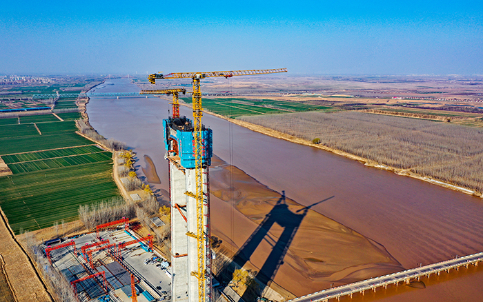 徐工双塔擎起“黄河第一跨”