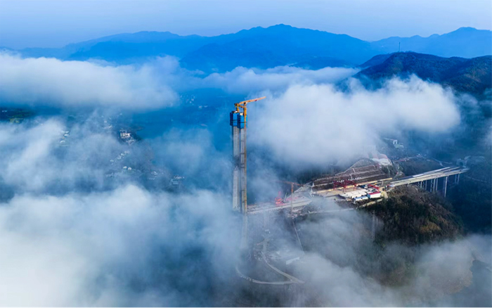 徐工双塔助建新洲特大桥，擎起秦巴“天空之门”